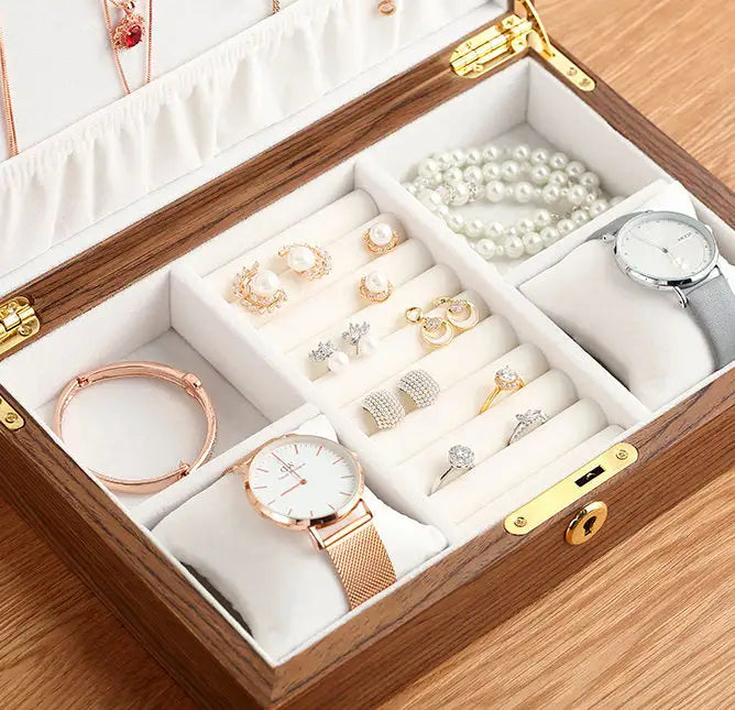 Wooden jewelry box / jewelry holder